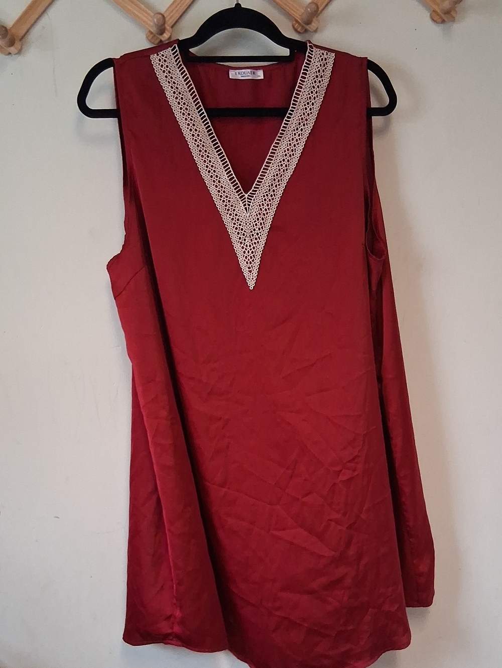 Ekouaer Wine Red Sleeveless V-Neck Silky Nightgown with Crochet Trim